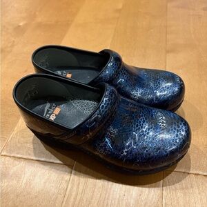 Dansko XP 2.0 clogs whoa blue animal print 38 7.5